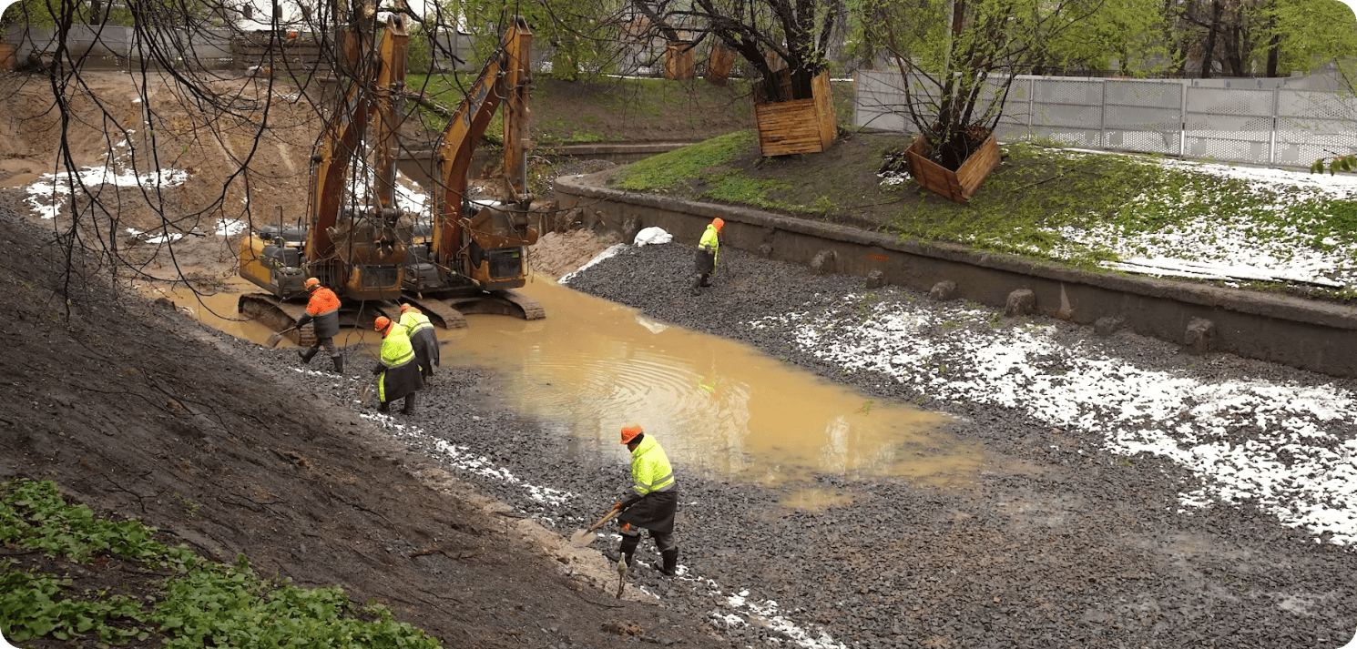 Спецтехника и рабочие на реконструкции водоема